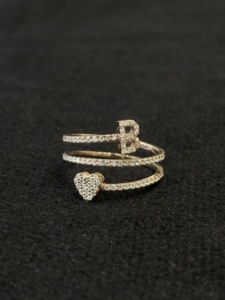 Anillo de Corazón Personalizable con Inicial en Plata de Ley 925 Chapada en Oro Rosa con Diamante Moissanita |   Joyería Ajustable de Estilo Abierto - Product Image 5