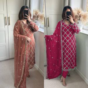 Conjunto de Top, Pantalón y Dupatta de Georgette Sintético de Lujo con Bordado de Lentejuelas y Trabajo de Seda Romana para Mujer, Ideal para Fiestas y Bodas, Estilo Indio-Pakistaní - Product Image 5