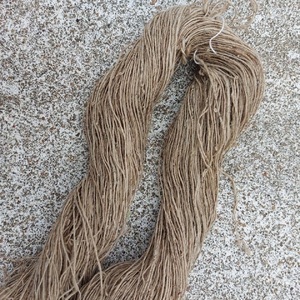 Hilos de Seda Ecológicos Hechos a Medida para Tejer y Bordar, 100% Fibra de Seda, Disponibles en Colores Blanqueados y Teñidos Personalizados - Product Image 1