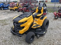 Tractor cortacésped Cub Cadet XT1 ST54 2023 equipado con plataforma de corte estampada de 54 pulgadas y conjunto de 2 bolsas para un trabajo de limpieza eficaz.