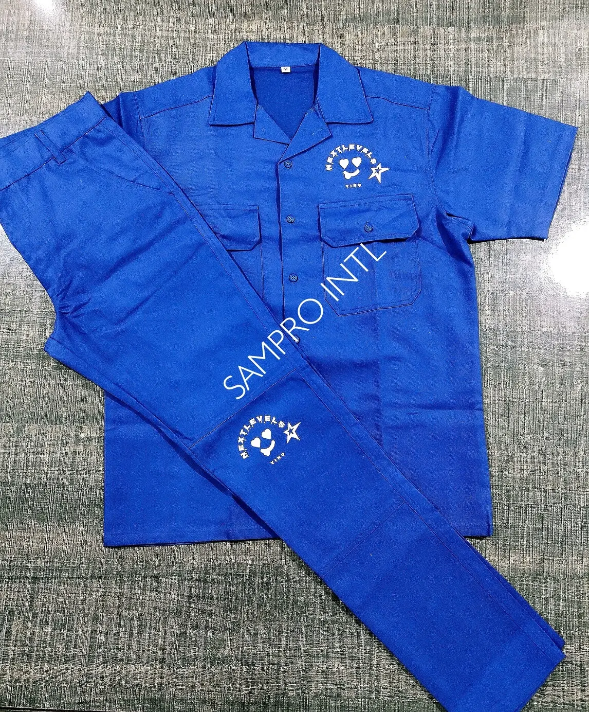 Venta al por mayor OEM nueva llegada azul real de algodón hecho personalizado ropa de trabajo uniforme Dicki trajes nuevo manga corta 2 piezas conjunto para hombre