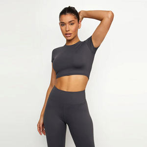 Camiseta corta de manga corta con estilo para mujer, cómoda, ligera, informal, perfecta para el uso diario - Product Image 1