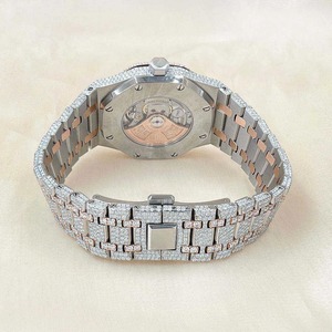 Fabriquée en acier inoxydable, cette montre en diamants de moissanite présente une clarté VVS, ajoutant une touche de luxe et rehaussant votre style. - Product Image 3