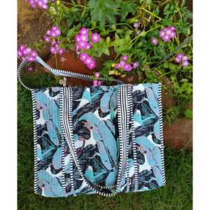 Bolsa de Mano Portátil de Plástico Resistente al Agua con Cierre Pequeño, Estilo Bohemio para Verano, con Forro de Poliéster, Marca Tropical Nights - Product Image 1