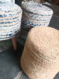 Pouf mobile moderne en jute et coton noir avec base en bois, design tressé pour les mariages, décoration de salon - Product Image 2