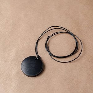 Colgante de Shungita en forma de círculo de 1.2 pulgadas (30 mm) - Product Image 2