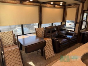 Camping-car Grand Design Solitude 310GK modèle 2020 d'occasion en bon état, haute performance, 36 pieds de long, charge utile de 2000 kg, couleur foncée, à vendre - Product Image 2