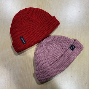 Gorro de punto con puños cortos y logotipo personalizado al por mayor para hombre, gorra de calavera Docker de arrastre con etiqueta privada con patrón de lazos para uso en la playa - Product Image 5