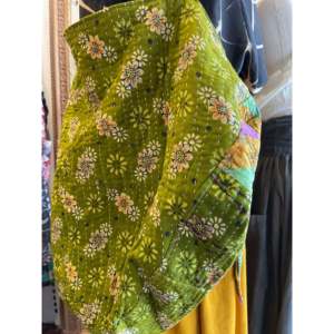 Bolso Tote Extra Grande Estilo Kantha Vintage, Tela de Algodón Ecológica de 12oz, Impresión de Letras Boho, Bolso de Yute Olive Grove, Tamaño Mediano - Product Image 1