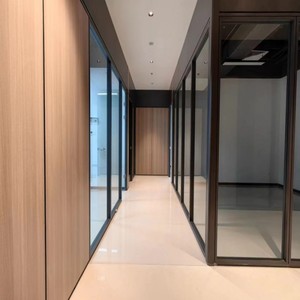 حواجز مكتبية زجاجية قابلة للفك، أنظمة فواصل بإطار ألومنيوم قابلة لإعادة الاستخدام للمكاتب المؤجرة - Product Image 4