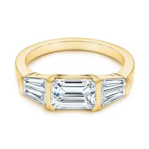 Elegan East West Potongan Zamrud Tidak Berwarna Moissanite Cincin Pertunangan Sisi Meruncing Baguette Memotong Cincin Pernikahan untuk Wanita Mewah