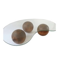 Nouvelle arrivée : table en bois avec plateau en verre, design élégant, décorations pour salon.