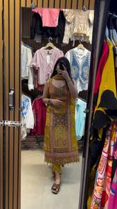 NOUVEAU SALWAR KAMEEZ MODERNE EN SOIE NATURELLE LOURDE À IMPRESSION NUMÉRIQUE ET TRAVAIL MANUEL POUR SOIRÉE - Product Image 2