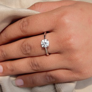 Anillo de Compromiso Minimalista de Lujo con una Sola Piedra de Moissanita Blanca, con Engaste de Garras, Plata de Ley 925, Regalo Perfecto para Ella - Product Image 1