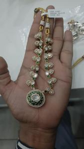 Collier Kundan en perles vertes royales avec perles et boucles d'oreilles Bijoux de fête de mariée multicouches pour grandes occasions et cadeaux - Product Image 5