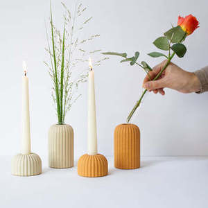 Ensemble de 4 bougeoirs élégants avec des tailles et des formes personnalisées, 2 tons de couleur, parfaits pour la décoration intérieure, les mariages et les occasions spéciales - Product Image 1