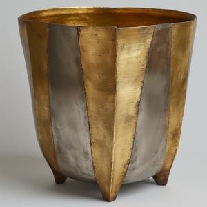 Jardinière haute en fer avec forme élégante et finition durable parfaite pour les entrées et le style luxueux de plantes de patio extérieur - Product Image 3