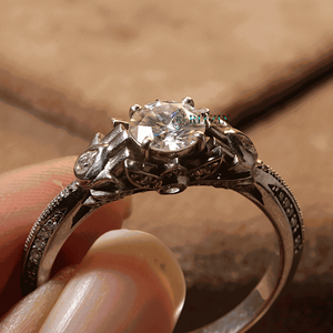 Anillo de Compromiso con Moissanita de Corte Redondo en Plata de Ley y Oro Rosa con Engaste de Puntas para Mujer - Product Image 1