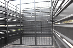 Oferta de descuento: Nuevo diseño original de semirremolque con paredes laterales de acero para ganado y caballos, con eje y neumáticos 12R22.5, capacidad de carga de 1400 kg. - Product Image 5