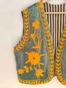 Chaqueta Bomber de Terciopelo Hecha a Mano con Diseño Suzani Bordado, Reversible, Ecológica, de Manga Corta, Lista para el Invierno - Product Image 3