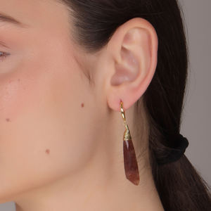 Dua Strawberry Quartz Trendy Boucles d'oreilles pendantes faites à la main en laiton plaqué or 18 carats Bijoux de mariage pour femmes - Product Image 5