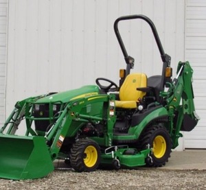 Tractor Agrícola JOHHN DEEERE 1025R 2023 de 22 HP con Bomba de Motor y Caja de Cambios - Product Image 1