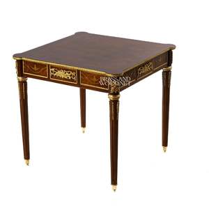 โต๊ะข้างทรงสี่เหลี่ยมหรูหราทำจากไม้มะฮอกกานี พร้อมลายไม้ฝังอย่างประณีต และเครื่องประดับทองเหลืองโบราณ สำหรับตกแต่งมุมบ้านสไตล์คลาสสิก - Product Image 3