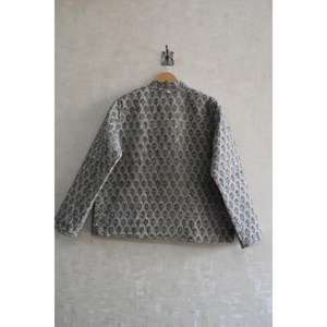 Veste d'hiver pour femme en coton tissé matelassé réversible écologique faite à la main, imprimé floral en blocs, manches longues, boutonnée - Product Image 4