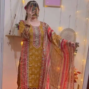 Nuevo diseñador Party Wear Muselina Algodón Impreso y espejo real Trabajo Top y pantalón con Samosa Lace Work Dupatta Listo para usar - Product Image 1