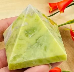 Pyramide de pierre Serpentine verte naturelle polie artisanale cristal décoratif énergie de guérison amour pour la maison et le bureau Feng Shui - Product Image 2