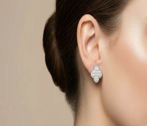 Élégantes boucles d'oreilles clous en or blanc avec diamants et bordure en milgrain perlé pour femmes recherchant une beauté intemporelle et un éclat radieux - Product Image 5