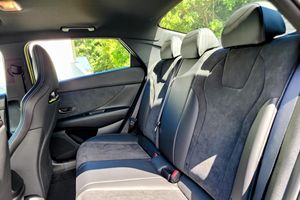 Hyundai Elantra 2022, boîte automatique, faible kilométrage, direction à gauche, pneus R20, état sombre - Product Image 5