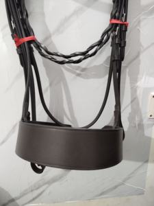 Brida de Cuero Premium para Doma Clásica, Negra, con Banda Frontal Simple y Banda Nasal Negra, a Precio de Mayoreo. - Product Image 6