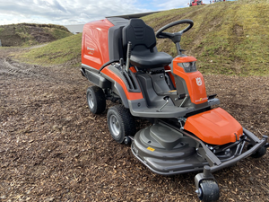 Cortacésped Husqvarna Ride-On con plataforma frontal de 112 cm, tracción total, motor de gasolina de 190 cc, 4 tiempos, autopropulsado, con cuchilla rotativa para mulching, modelo RC 320Ts, en venta. - Product Image 5