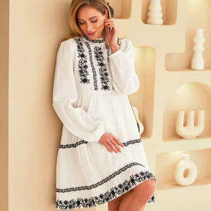 Mini vestido bordado de algodón blanco túnica floral bohemio de manga larga ecológico para ocio servicio OEM disponible - Product Image 1