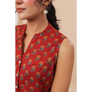 เสื้อกล้ามพิมพ์ลายสีแดงสการ์เล็ตแขนกุดสำหรับผู้หญิง โดย เมห์ นาซนีน - Product Image 3