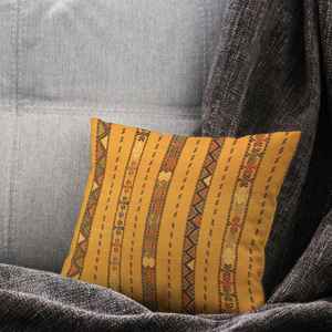 Coussin imprimé Kilim fait main : Confort moderne rencontre un design traditionnel, uniquement la housse - Product Image 1