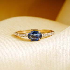 Bague rectangulaire en or 14 carats plaqué rhodium avec saphir bleu et diamants sertis clos, style classique géométrique pour anniversaire féminin - Product Image 1