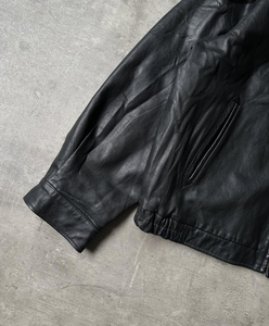 Esta chaqueta bomber negra está hecha de cuero genuino de primera calidad. - Product Image 5