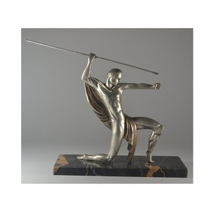 Sculpture contemporaine en fonte d'aluminium mettant en valeur des surfaces raffinées, un design réfléchi et une excellence créative durable. - Product Image 3