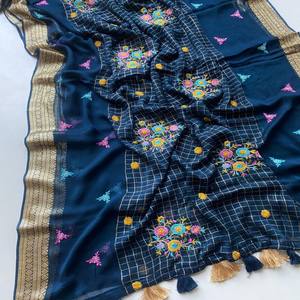 ผ้าส่าหรี VASTRA COTTAGE ผ้าจอร์เจตแท้ พร้อมลายปัก Gamthi ดีไซน์ลายตาราง  ขอบผ้าส่าหรีตกแต่งพู่ห้อย  ผ้าส่าหรีสำหรับงานเลี้ยงสุดหรู - Product Image 3