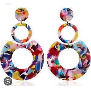 Pendientes de moda de resina de color personalizados de lujo hechos a mano brillantes altamente pulidos de alta calidad para mujeres de la India. - Product Image 1