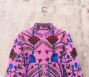 เสื้อโค้ทสีชมพูปักลายดอกไม้สไตล์โบฮีเมียน แขนยาว ปกคอพับ ไซส์ใหญ่สำหรับผู้ใหญ่ เสื้อคลุมสำหรับฤดูใบไม้ร่วง - Product Image 4