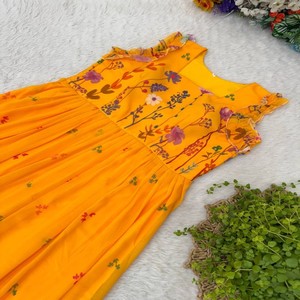 Robe de créateur à impression numérique pour femmes fabriquée avec une lourde georgette, une doublure en crêpe et des manches courtes bouffantes - Product Image 6