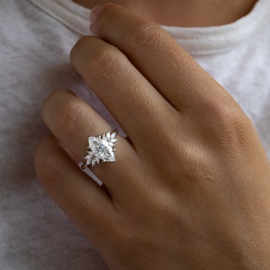 Marquise Cut CZ Cluster Anillo de compromiso 7x14mm Solitario en plata | Elegante joyería de Boda nupcial - Product Image 2