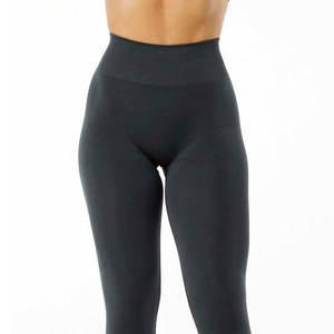 Leggings de yoga Performance Fit, fabriqués en un matériau extensible et respirant, offrant style et durabilité. - Product Image 6