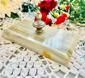 Tapete de Escritorio y Pisapapeles de Ónix Vintage con Mango de Latón, Elegante Accesorio de Escritorio - Product Image 2
