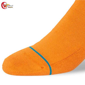 Chaussettes de football élevées au design personnalisé en gros Chaussettes de football sportives respirantes pour hommes 2025 - Product Image 5