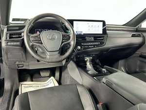 Lujosa Toyota ES 350 FWD Turbo 2024 Usada con Llantas de Aleación R17, Volante a la Izquierda, Asientos de Cuero Oscuro, Sistema de Navegación y Arranque Remoto - Product Image 4