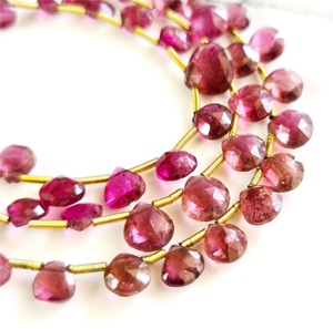 Pierre précieuse tourmaline rubellite naturelle Briolette à facettes en forme de coeur perles de pierre rose certifiées par des tiers - Product Image 1
